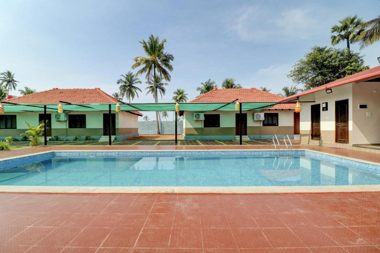 Vaccinated Staff - Capital O 77266 Light House Beach Resort Pangala Exterior photo