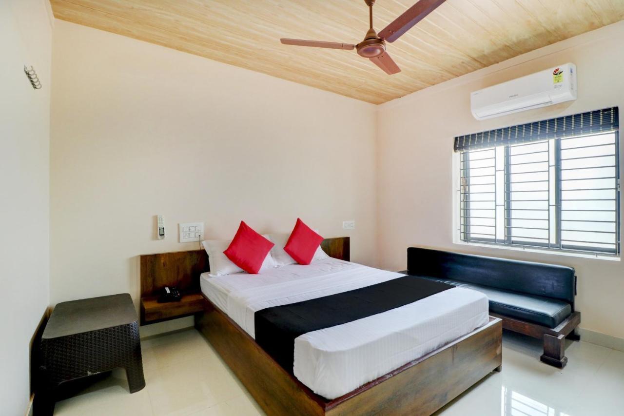 Vaccinated Staff - Capital O 77266 Light House Beach Resort Pangala Exterior photo