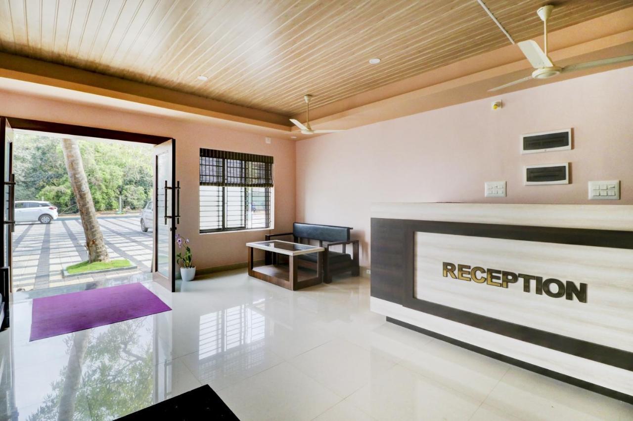 Vaccinated Staff - Capital O 77266 Light House Beach Resort Pangala Exterior photo